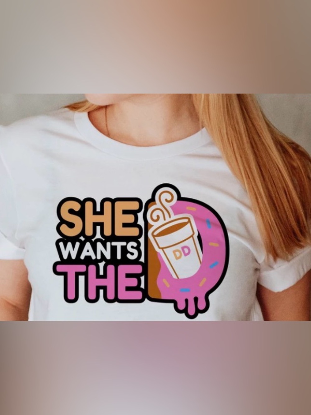 White Graphic Tee - "She Wants The D" Pink & Tan Design (Sz L Ptp 21.5”-22”)